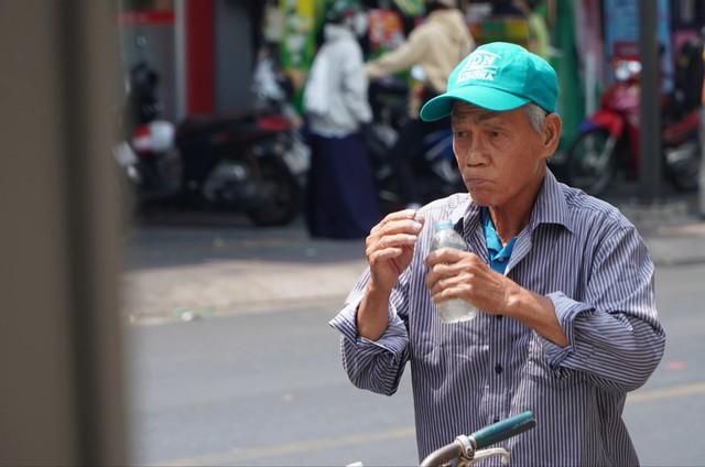 Uống nhiều nước là cách phổ biến nhất để bảo vệ sức khỏe trong những ngày nắng nóng