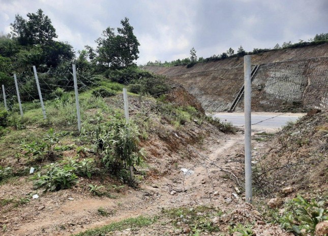 Nhiều vị trí trên cao tốc Cam Lộ - La Sơn bị tháo rào trái phép.