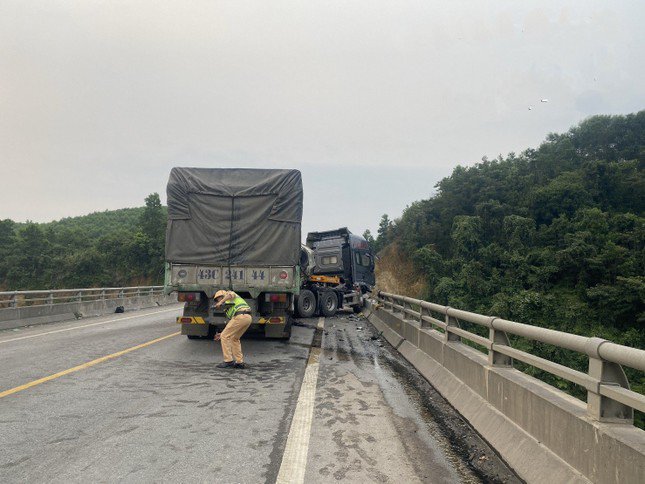 Xe tải nát đầu sau cú va chạm kinh hoàng trên cao tốc Cam Lộ - La Sơn - 2