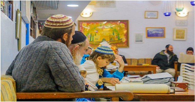 Để khuyến khích trẻ đọc sách, cha mẹ Do Thái thường xuyên dẫn trẻ đi mua sách hoặc đến thư viện. Nhờ truyền thống này mà đọc sách đã trở thành một thói quen thường nhật của người Do Thái. Ảnh minh họa