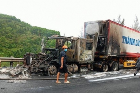 Xe container bốc cháy trên Quốc lộ 1A, đoạn qua Quảng Bình