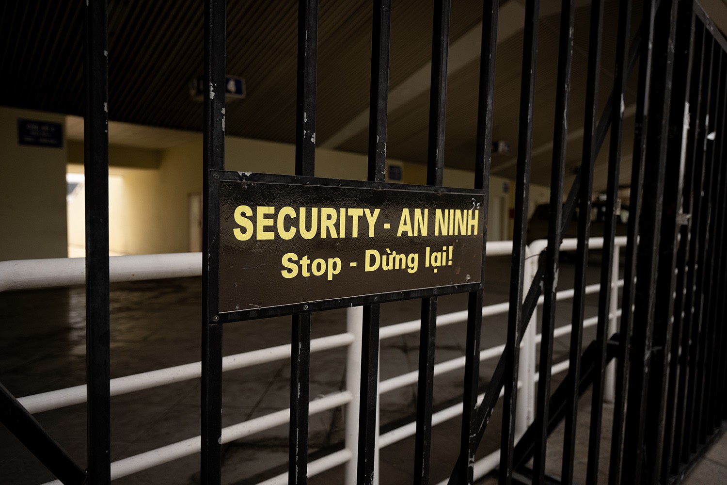 Hàng rào an ninh xung quanh sân cũng đã được bố trí để đảm bảo an ninh tốt nhất