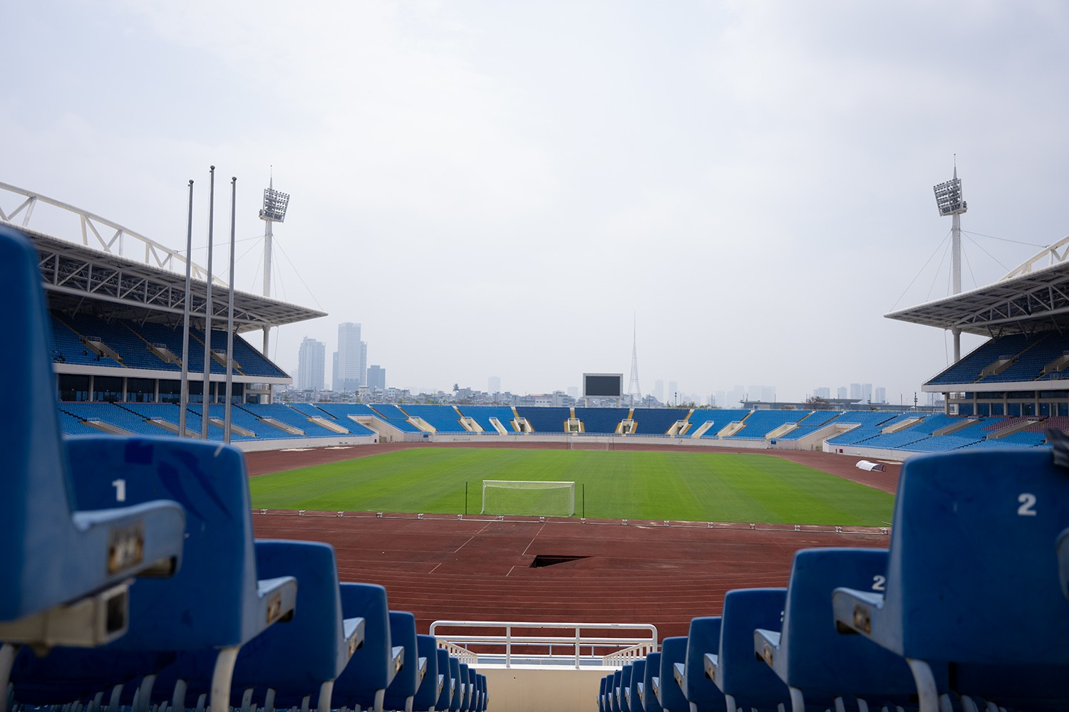  Được biết, trong ngày hôm nay, đoàn công tác của Liên đoàn Bóng đá châu Á (AFC) sẽ tới sân Mỹ Đình để kiểm tra công tác tổ chức cũng như trang thiết bị trước thềm trận đấu giữa Việt Nam và Indonesia.