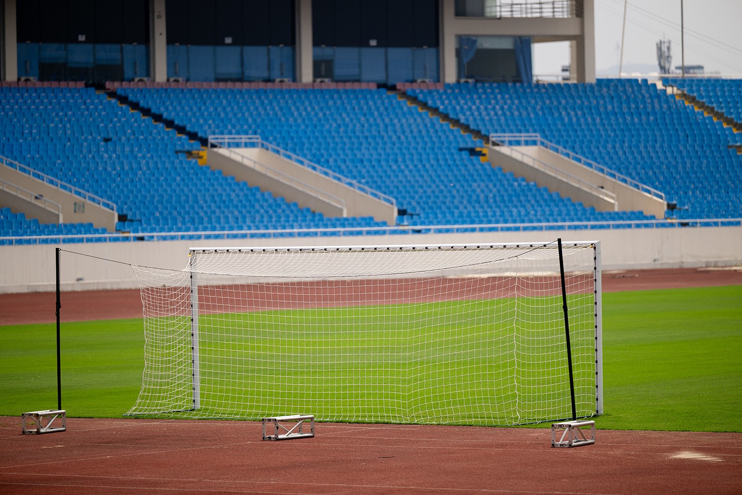 Hiện tại, mặt sân đã khá tốt, cỏ xanh, có thể đáp ứng được việc thi đấu của 2 đội. Khán giả Việt Nam mong chờ đội chủ nhà sẽ lật ngược thế cờ, giành chiến thắng trên sân nhà.