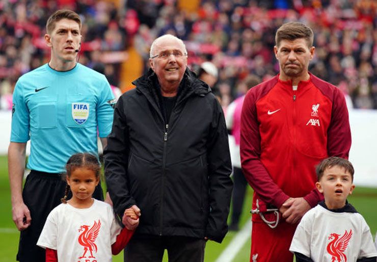 Coach Sven Goran Eriksson (center) leads Liverpool legends