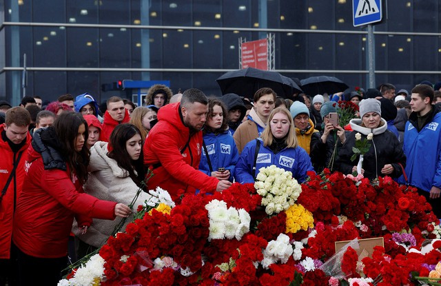 Người dân tưởng niệm các nạn nhân bên ngoài khu phức hợp Crocus City Hall gần thủ đô Moscow - Nga ngày 24-3 Ảnh: REUTERS