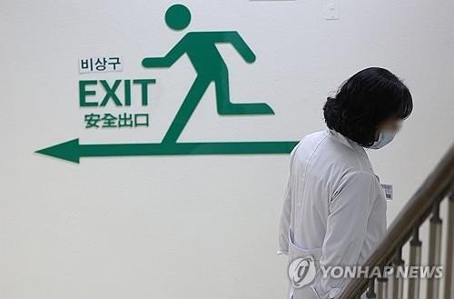 Ảnh chụp một bác sĩ tại một bệnh viện đa khoa ở TP Daegu (Hàn Quốc). Ảnh: YONHAP