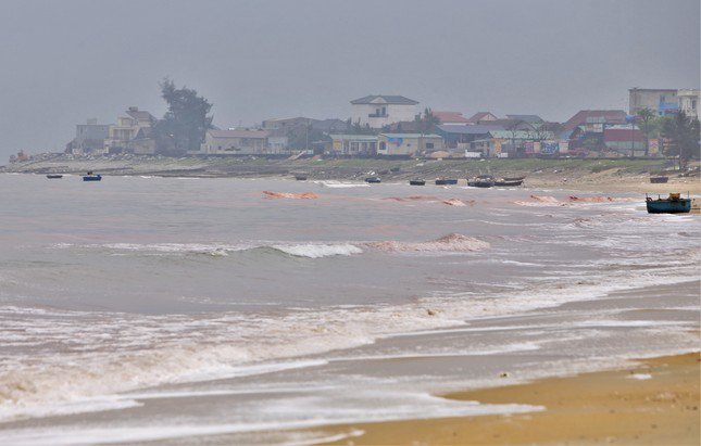 Ông Nguyễn Văn Tuệ - Chủ tịch UBND thị trấn Thiên Cầm (huyện Cẩm Xuyên) cho biết, hiện tượng nước biển chuyển màu đỏ xảy ra 2 ngày qua.