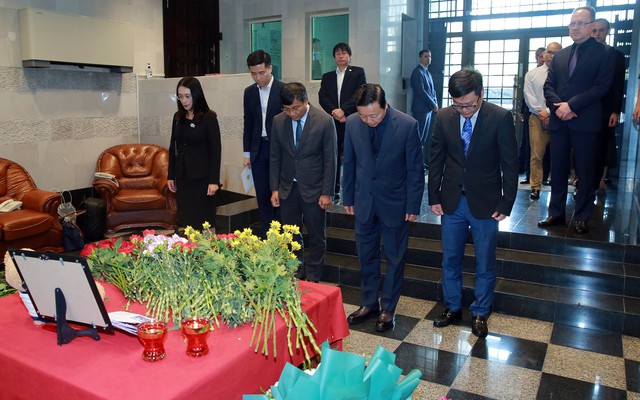 Phó Thủ tướng Trần Hồng Hà (thứ 2 từ phải qua) tưởng niệm các nạn nhân trong vụ tấn công khủng bố xảy ra tại Trung tâm thương mại Crocus City Hall. Ảnh: VGP