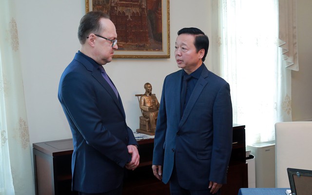 Phó Thủ tướng Trần Hồng Hà chia buồn cùng Đại sứ Liên bang Nga tại Việt Nam. Ảnh: VGP