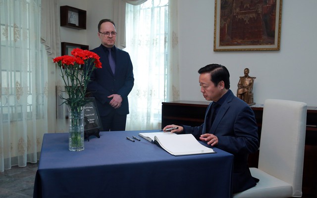 Phó Thủ tướng Trần Hồng Hà ghi sổ tang tại Đại sứ quán Nga tại Việt Nam. Ảnh: VGP