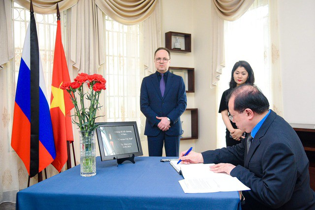 Phó Thủ tướng Trần Hồng Hà tới Đại sứ quán Nga tưởng nhớ nạn nhân vụ khủng bố - 9