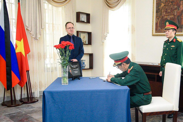 Phó Thủ tướng Trần Hồng Hà tới Đại sứ quán Nga tưởng nhớ nạn nhân vụ khủng bố - 10