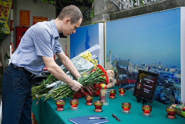 Tưởng niệm nạn nhân trước Đại sứ quán Liên bang Nga tại Hà Nội. Ảnh: Hữu Hưng