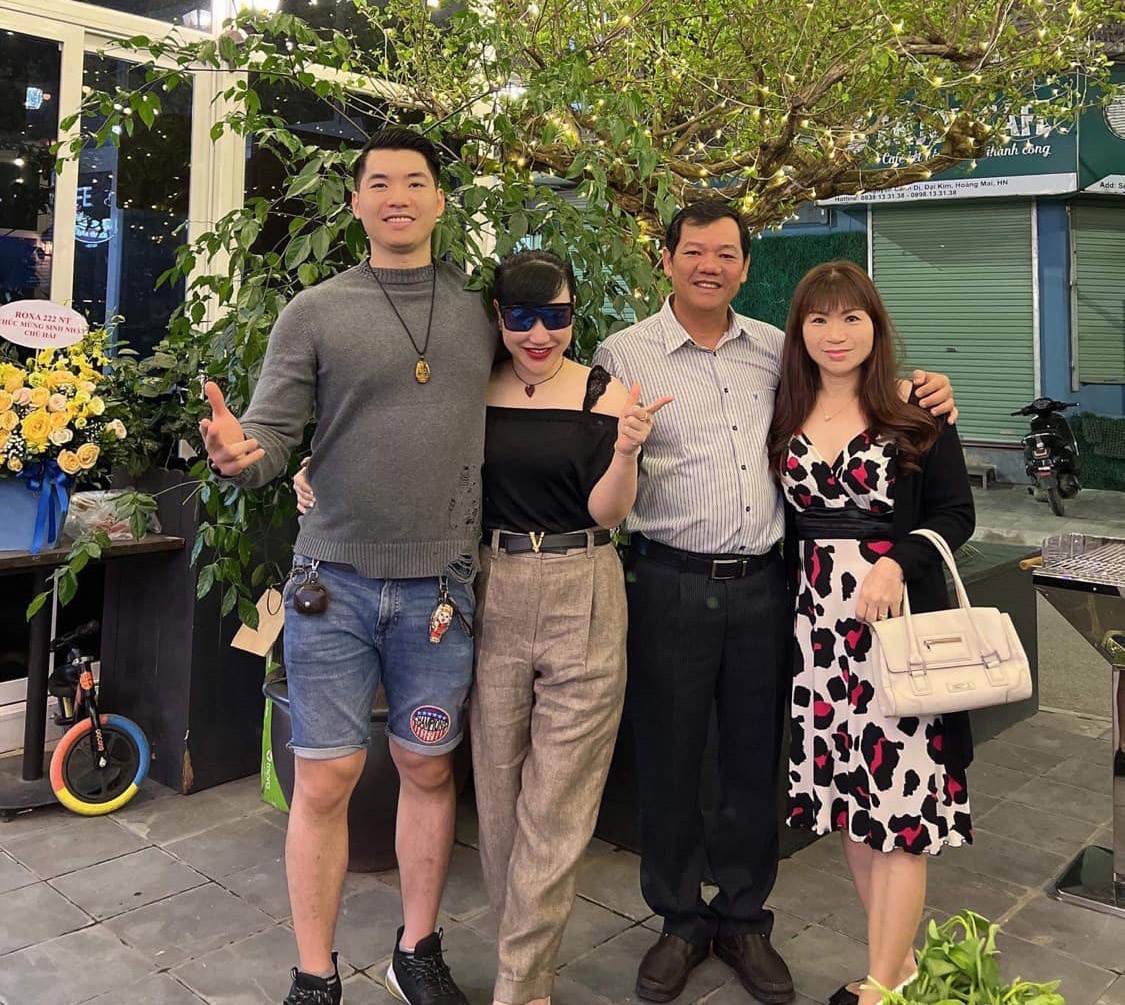 Bố mẹ Trương Nam Thành thường xuyên ra Hà Nội thăm con trai và con dâu.