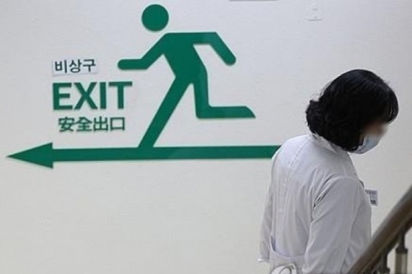 Y tế Hàn Quốc thêm bế tắc khi loạt giáo sư báo động từ chức