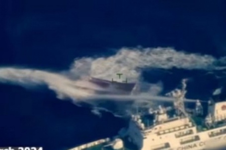 Toàn cảnh vụ tàu hải cảnh Trung Quốc phun vòi rồng tàu tiếp tế Philippines ở bãi Cỏ Mây