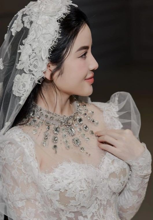 Chu Thanh Huyền xinh đẹp trong váy cưới thiết kế ren