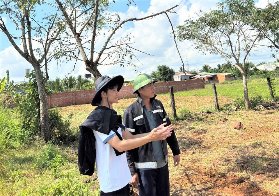 Anh Nguyễn Phú Tùng (người đội mũ đứng bên phải) đang nghiên cứu tại vùng nguyên liệu của công ty