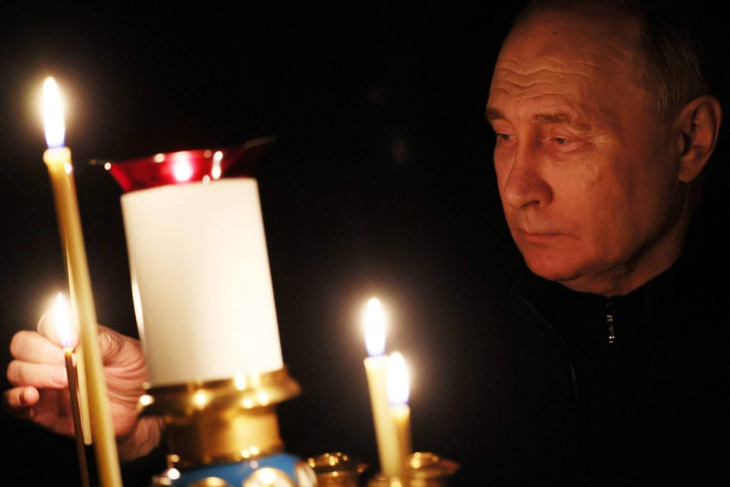 Ông Putin thắp nến tưởng niệm các nạn nhân vụ khủng bố ở Nga. Ảnh: AFP
