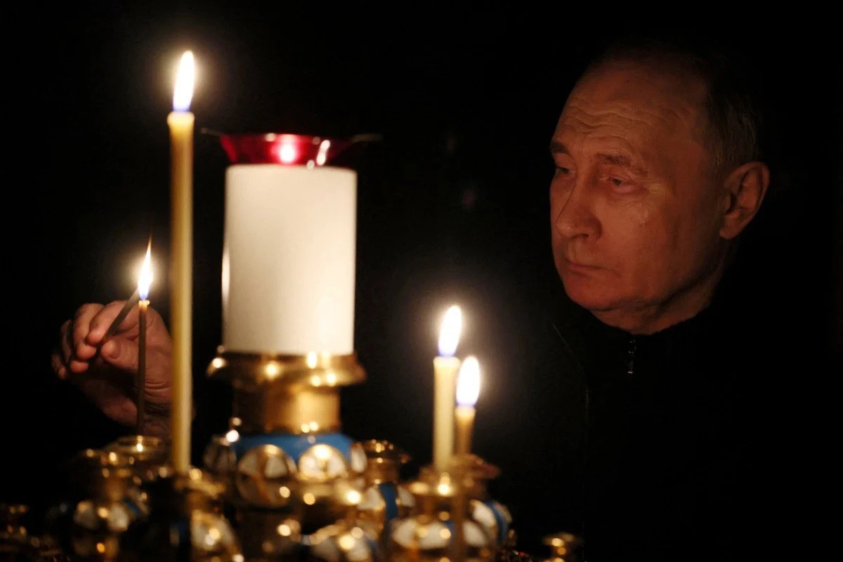 Tổng thống Nga Putin tưởng niệm các nạn nhân của vụ khủng bố hôm 23/3 (ảnh: CNN)