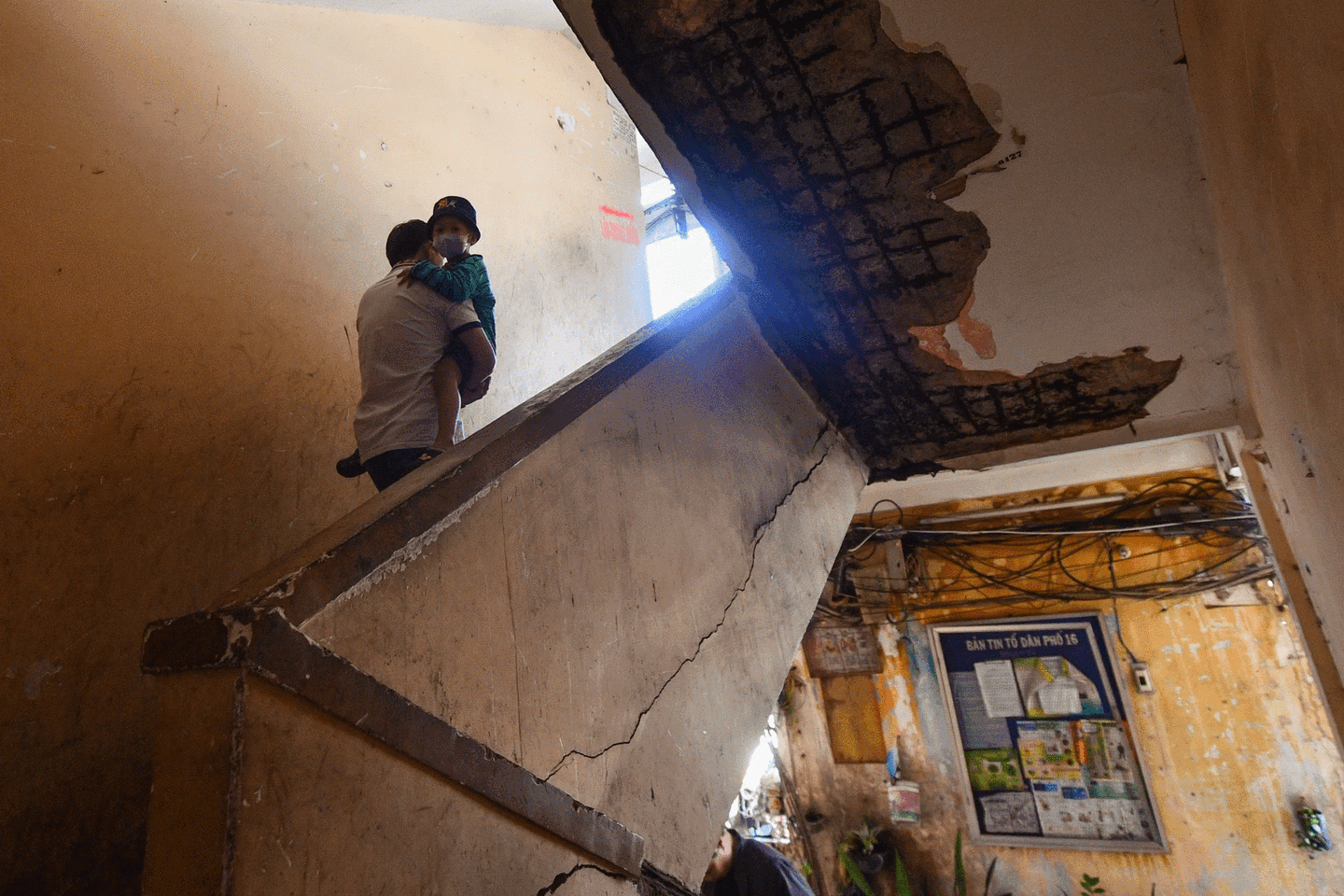 Chung cư Vĩnh Hội có nhiều cầu thang, mảng tường bị bong tróc.