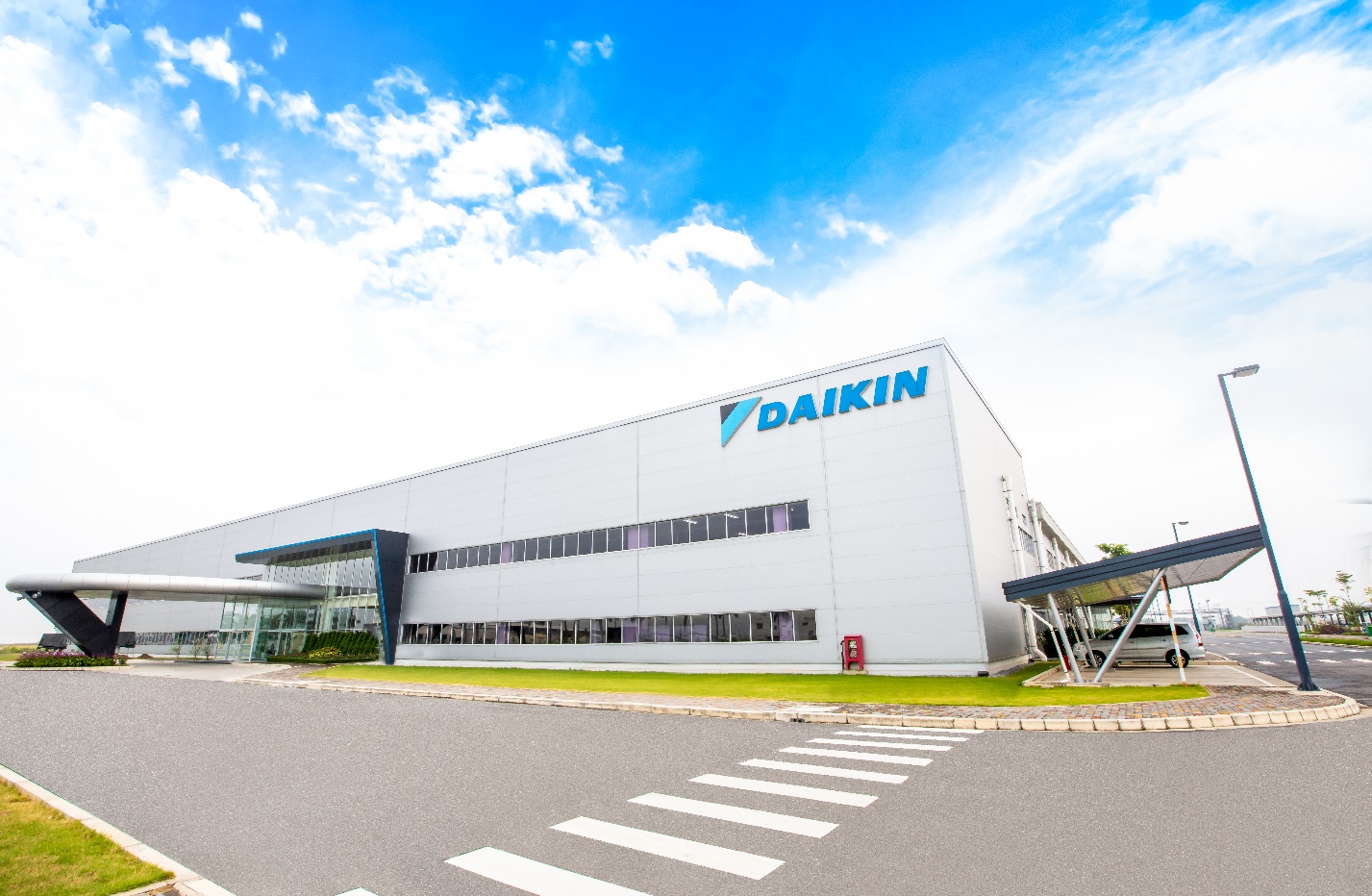 Là thương hiệu sản xuất điều hoà quốc tế tiên phong xây dựng nhà máy ở Việt Nam, tính đến năm 2023, Daikin đã đầu tư hơn 123 triệu đô cho dự án nhà máy Daikin Vietnam.