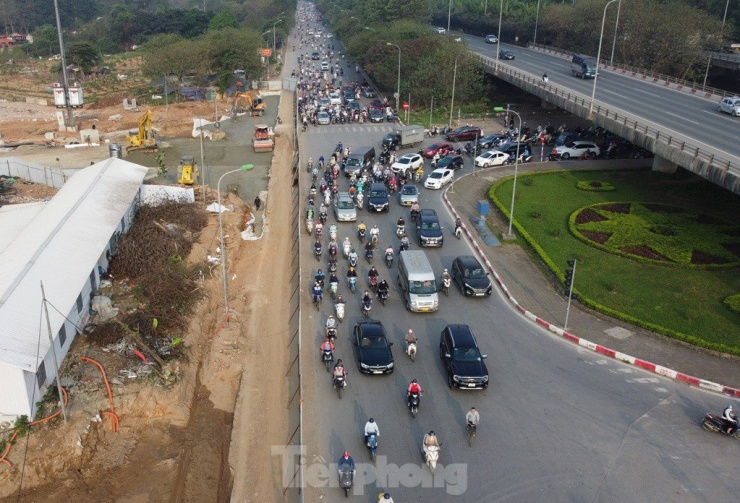 Giờ cao điểm sáng 26/3, giao thông trên đại lộ Thăng Long và đoạn qua công trường nút giao với dự án đường Lê Quang Đạo kéo dài không xảy ra ùn tắc.