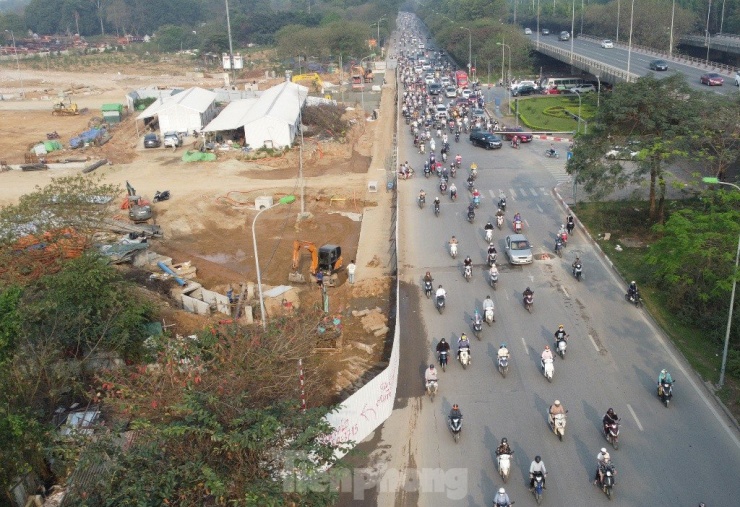 Thay vì chiếm dụng gần nửa lòng đường là 7 mét, trong cuối tuần vừa qua CSGT Hà Nội đã yêu cầu chủ đầu tư và các đơn vị thi công dự án đường Lê Quang Đạo kéo dài phải thu hẹp xuống còn 4 mét.