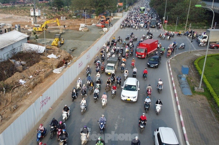 Trong hai ngày đầu tuần này, giao thông trên đại lộ Thăng Long đoạn qua công trường nút giao với đường Lê Quang Đạo phương tiện đông nhưng không xảy ra ùn tắc.