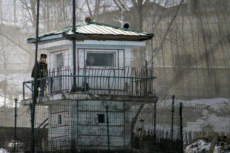 Một người lính biên phòng tại tháp canh ở làng Hyesan. Ảnh: AFP