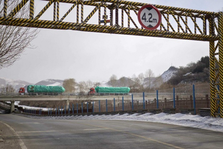 Xe tải đi qua cây cầu biên giới nối thị trấn Trường Bạch (Trung Quốc) (trái) và làng Hyesan (Triều Tiên). Ảnh: AFP