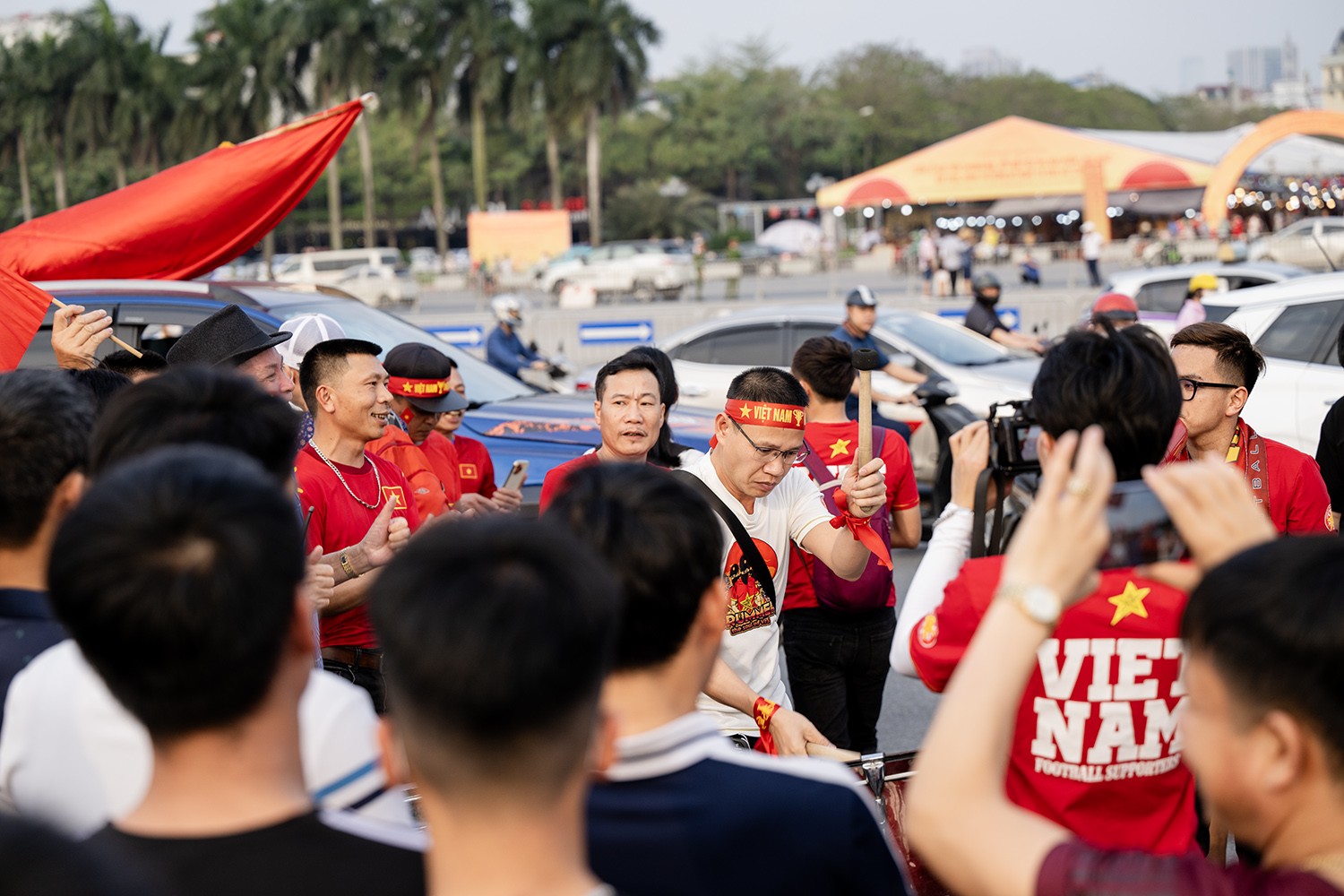 Cổ động viên khuấy động SVĐ Mỹ Đình trước trận đấu Việt Nam và Indonesia - 15
