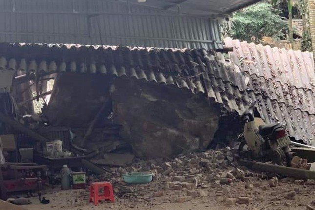 Tại thôn Om Làng, núi đá đã sạt lở và khiến 1 gia đình phải di dời khẩn cấp đến an toàn.