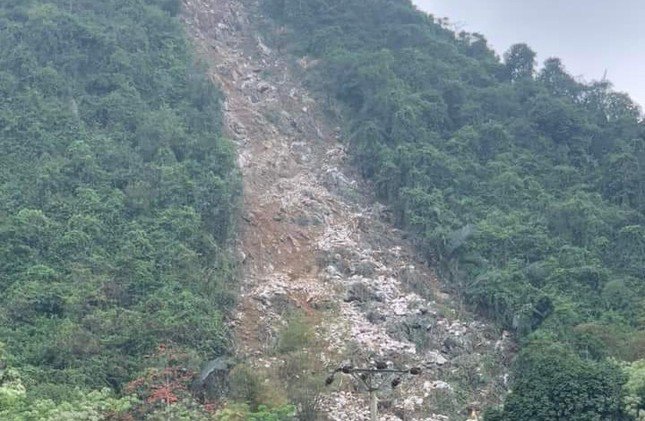 Do ảnh hưởng của động đất, trên địa bàn xã Cao Dương xảy ra tình trạng nhiều núi đá bị sạt lở.