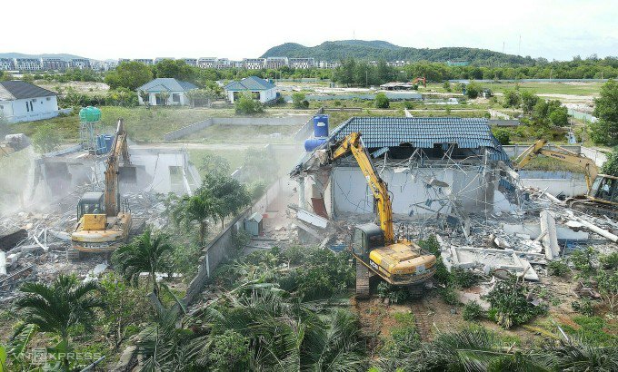 Lực lượng chức năng cưỡng chế phá dỡ biệt thự xây trái phép trên đất công tại Phú Quốc, Kiên Giang, tháng 9/2023. Ảnh: Ngọc Tài