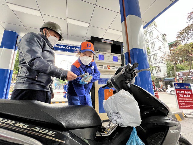 Các cửa hàng xăng dầu tăng tốc triển khai việc xuất hóa đơn điện tử từng lần bán xăng dầu