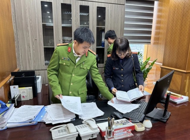 Công an khám xét phòng làm việc của một cựu lãnh đạo Cục Đăng kiểm Việt Nam