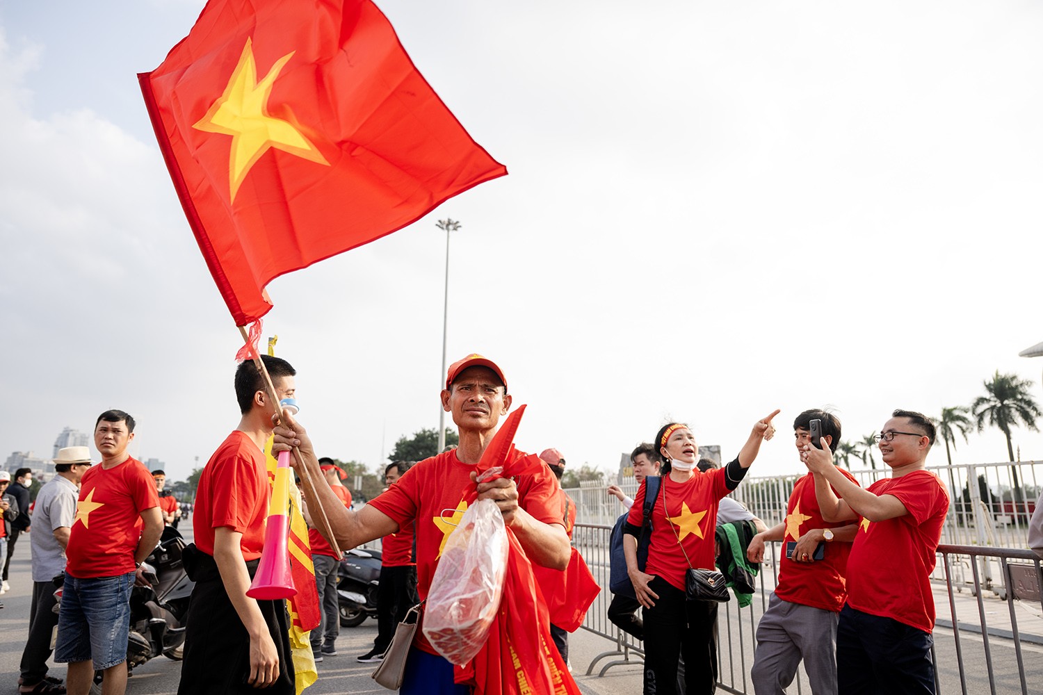 Cổ động viên khuấy động SVĐ Mỹ Đình trước trận đấu Việt Nam và Indonesia - 4