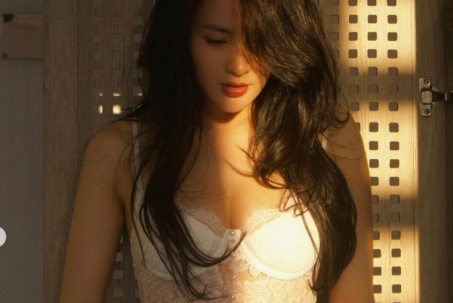 "Lưu Diệc Phi phiên bản Việt" mặc áo bra mỏng manh tôn làn da trắng ngần