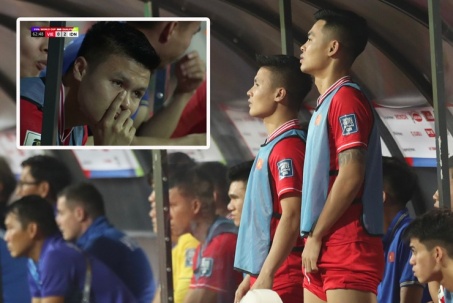 Quang Hải "trút giận" vào thùng nước, nghẹn ngào nhìn đồng đội đấu Indonesia