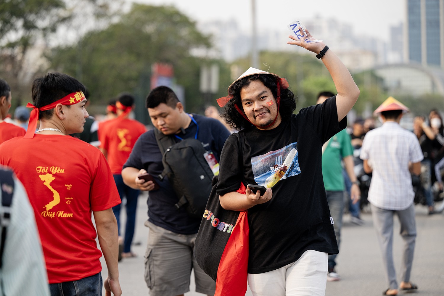 Cổ động viên Indonesia đáng yêu với lá cờ Việt Nam được dán lên má.