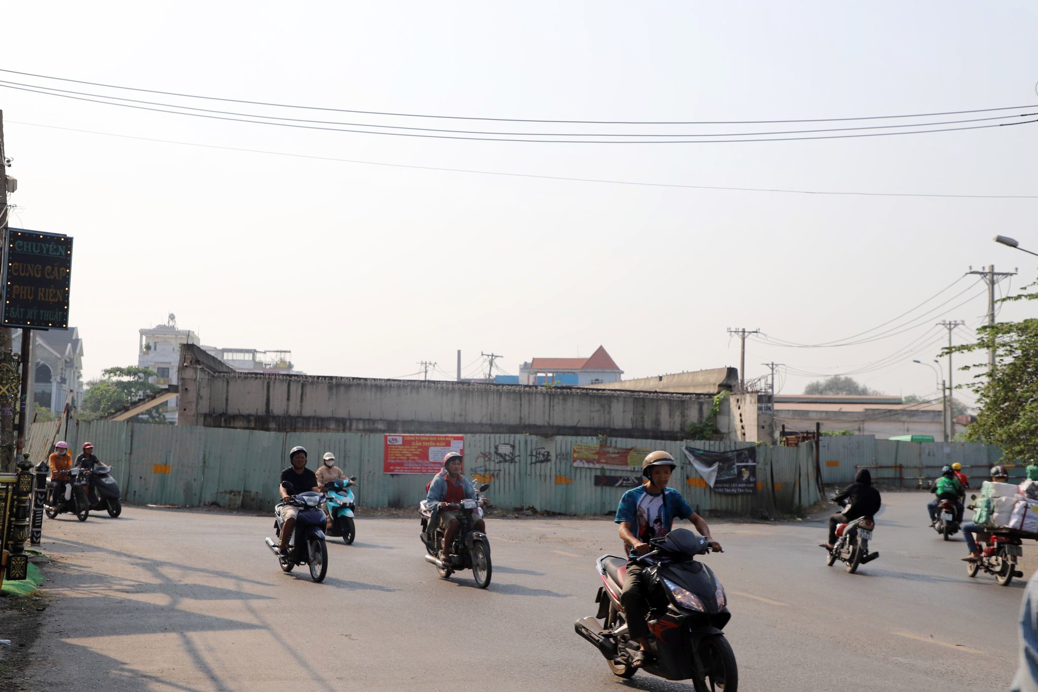 Ông Mạnh Linh nhà gần công trình cho biết, dự án bị ngưng trệ nhiều năm, người dân hằng ngày phải đi qua hai cầu sắt ọp ẹp kế bên, thường xuyên chịu cảnh kẹt xe, va quẹt. 