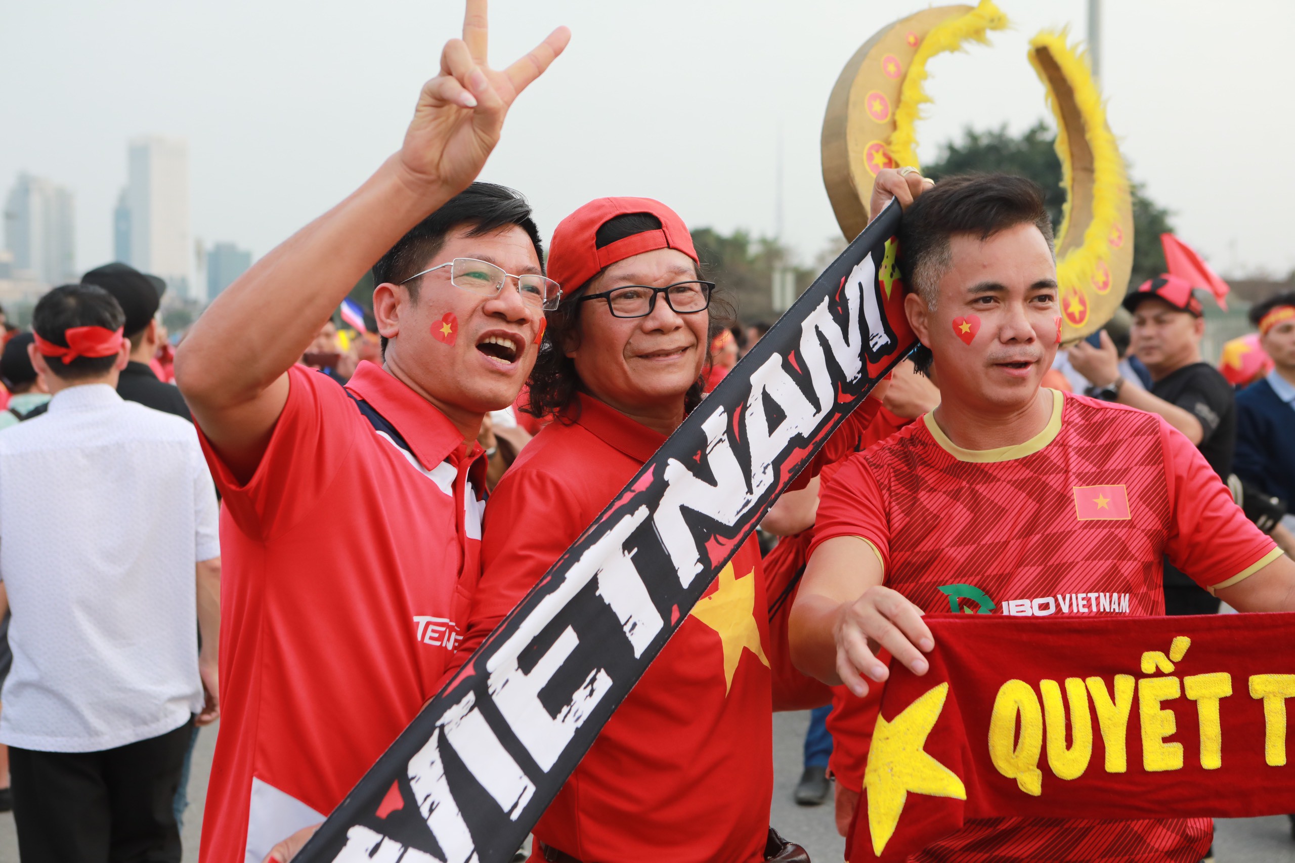 Hàng nghìn CĐV mang theo áo cờ đỏ sao vàng, cờ, loa... đổ về sân vận động Mỹ Đình từ sớm để cổ vũ cho đội tuyển Việt Nam