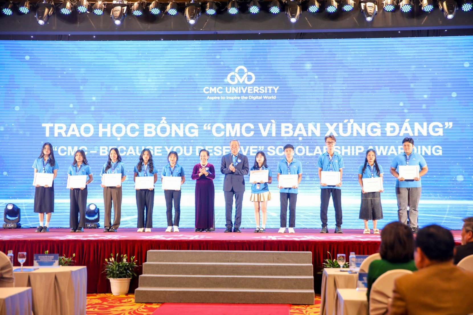 Nguyên Phó Chủ tịch nước Nguyễn Thị Doan và ông Nguyễn Trung Chính - Chủ tịch Tập đoàn CMC trao học bổng “CMC - Vì bạn xứng đáng” năm 2023 (Ảnh: CMC).