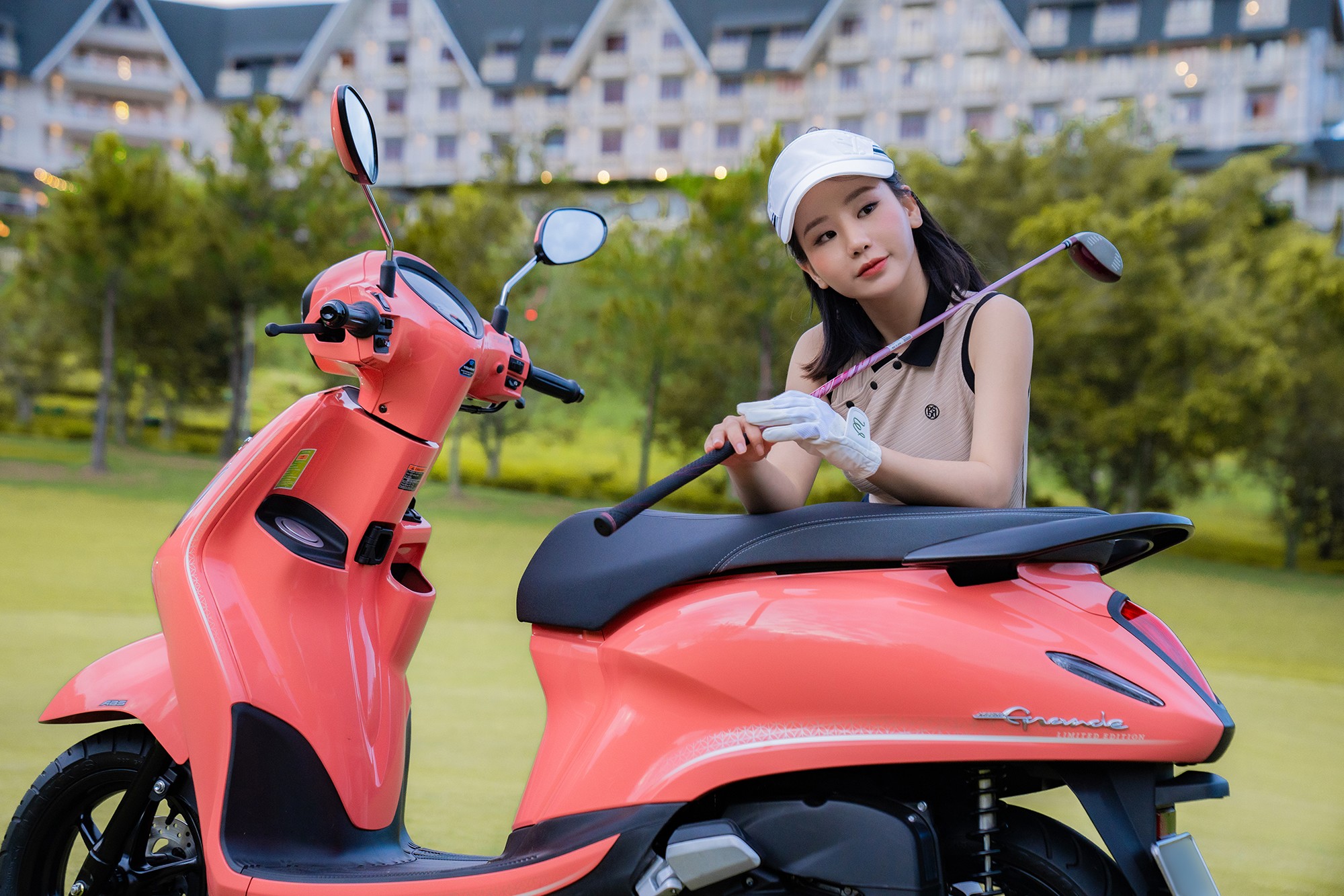 Lựa chọn dụng cụ chơi golf phù hợp giúp golfer nữ nhanh làm quen với cảm giác bóng