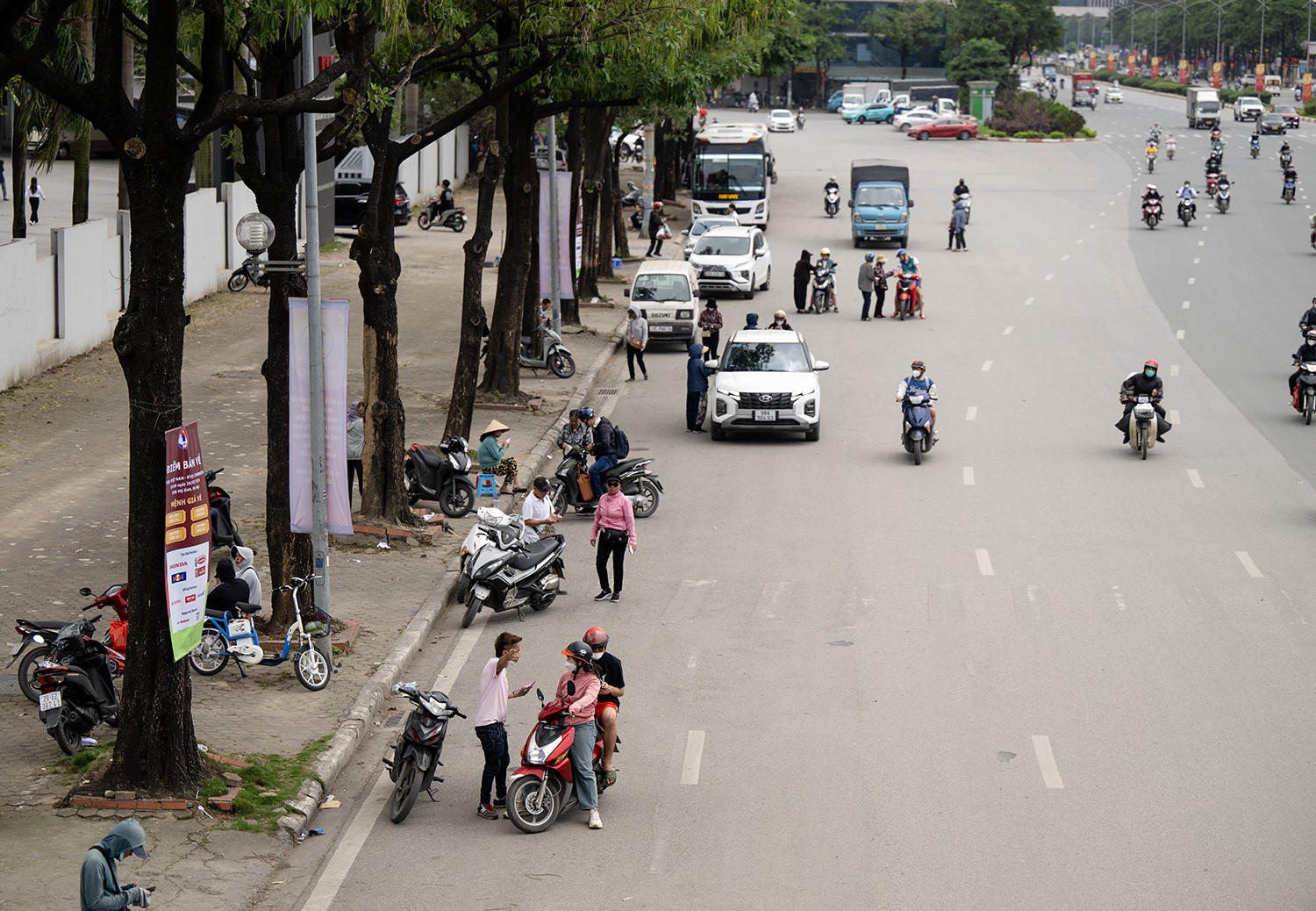 Vào lúc 19h&nbsp;&nbsp;tối ngày hôm nay 26/3,&nbsp;trận đấu giữa ĐT Việt Nam và ĐT&nbsp;Indonesia sẽ diễn ra trên sân Mỹ Đình. Tuy nhiên khu vực mua bán vé trước cửa cổng VFF và SVĐ Mỹ Đình lại chìm trong không khí ảm đạm,