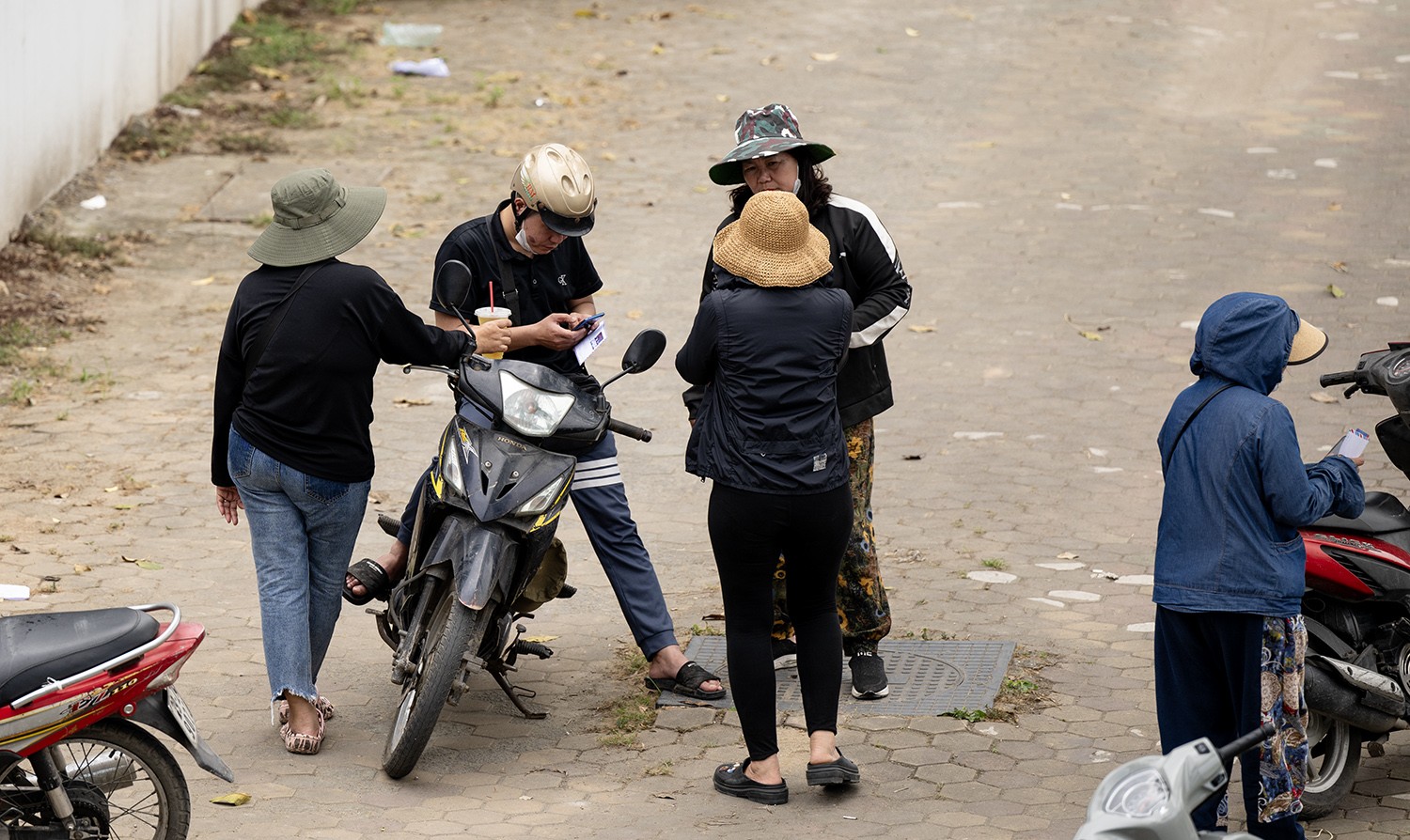 Vé trận Việt Nam - Indonesia ế ẩm, phe vé “méo mặt” - 10