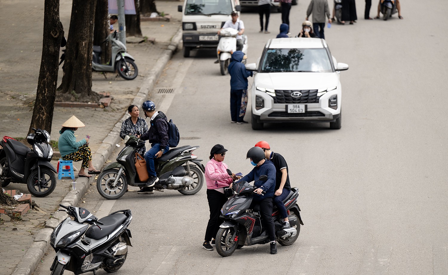 Hiện không có đông người hâm mộ xếp hàng mua vé, mà chỉ có thưa thớt một vài phe vé quan tâm, nhưng cũng chỉ mua với số lượng rất hạn chế, chủ yếu là vé ở vị trí đẹp.