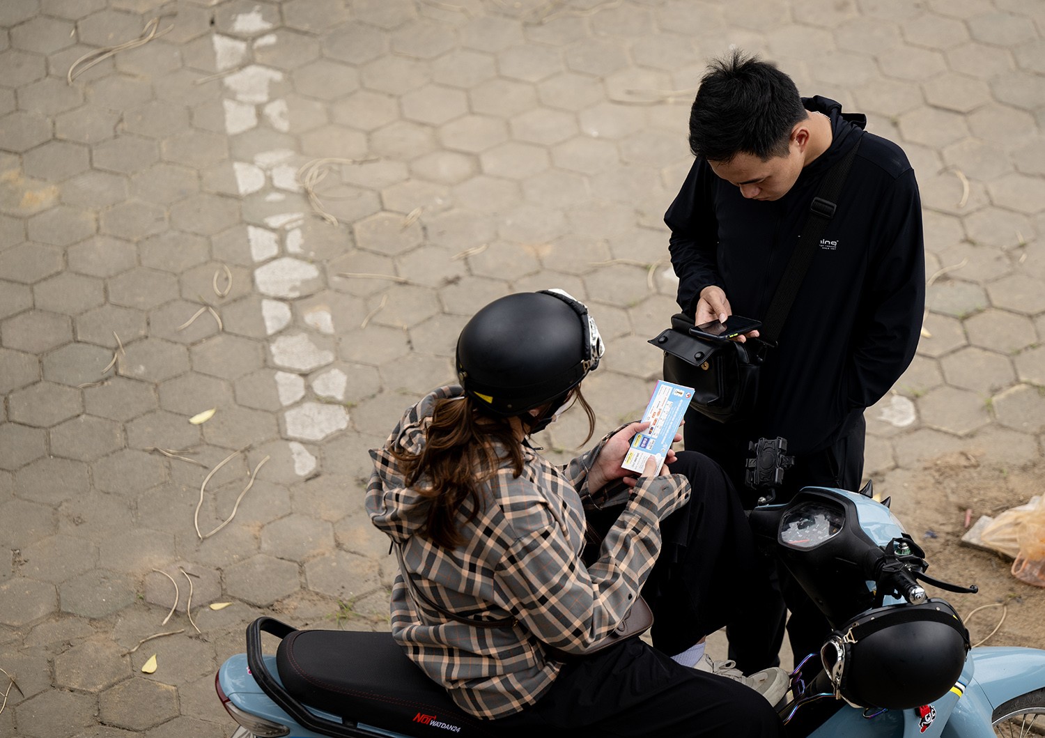 Một bạn trẻ đang là sinh viên năm cuối trường ĐH chia sẻ: “Mình chưa có cơ hội đến sân xem trực tiếp và cổ vũ đội tuyển Việt Nam thi đấu bao giờ, vì thế với mức giá rẻ như này mình đã quyết định mua để cùng người yêu tới cổ vũ cho đội tuyển Việt Nam thi đấu vào tối nay”